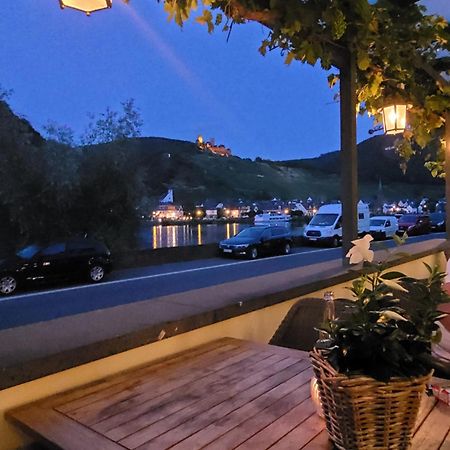 Gaestehaus Burgberg, Weinhaus Fries Kattenes المظهر الخارجي الصورة