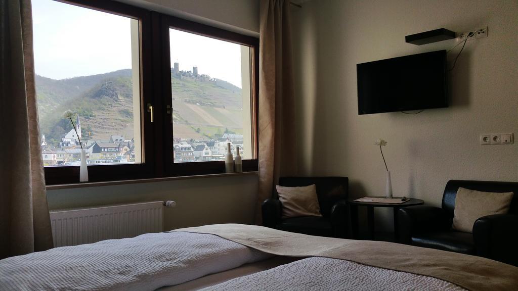 Gaestehaus Burgberg, Weinhaus Fries Kattenes المظهر الخارجي الصورة