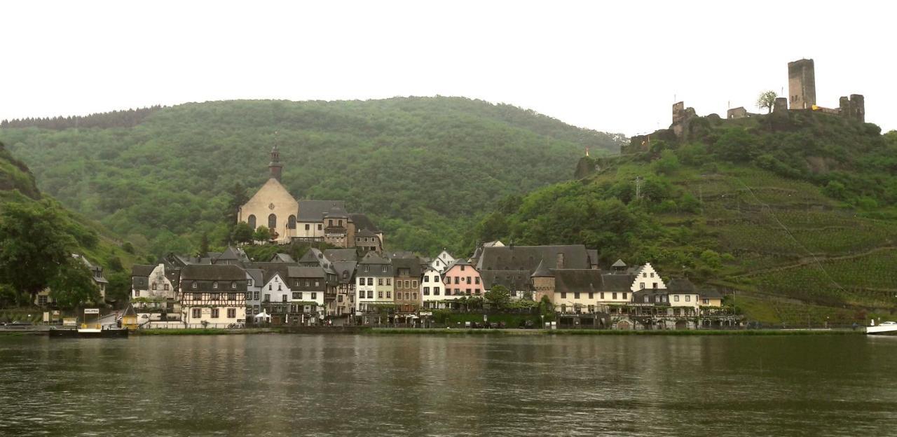 Gaestehaus Burgberg, Weinhaus Fries Kattenes المظهر الخارجي الصورة